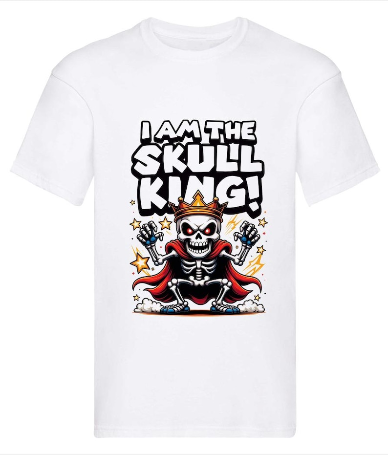 Puede incluir: Camiseta blanca con un dise&ntilde;o de calavera de dibujos animados con corona y capa roja, con el texto "I AM THE SKULL KING!". El dise&ntilde;o incluye estrellas y llamas.