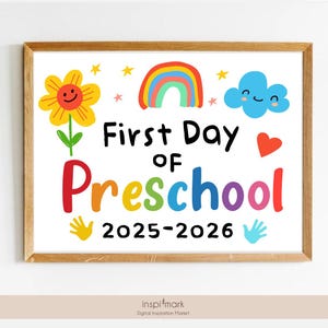 Może przedstawiać: Biała, drukowana tablica z tęczą, żółtym kwiatem, niebieską chmurą i czerwonym sercem. Na tablicy napisano "First Day of Preschool 2025-2026".