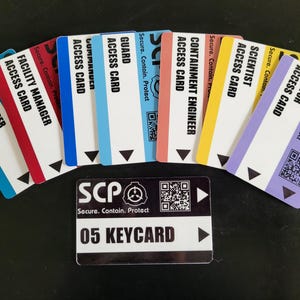 Pode incluir: Um conjunto de cartões de acesso da Fundação SCP, apresentando vários papéis como Gerente de Zona, Gerente de Instalações e Cientista. Cada cartão tem uma cor e texto únicos, com o logotipo SCP e um código QR. Um cartão 05 Keycard em preto e branco também está presente.