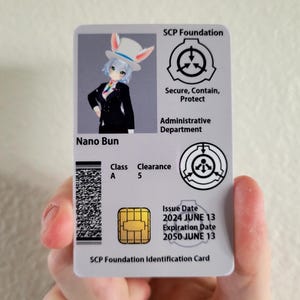 Op de afbeelding: Een witte SCP Foundation-identificatiekaart met een stripfiguur met een konijnenorenhoed. De kaart bevat de tekst "Nano Bun", "Secure, Contain, Protect" en "Administrative Department". De uitgiftedatum is 13 juni 2024 en de vervaldatum is 13 juni 2050.