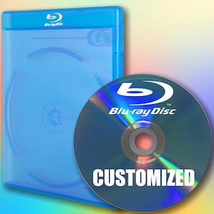 Puede incluir: Una caja de disco Blu-ray azul y un disco Blu-ray con el texto "CUSTOMIZED". El disco tiene una superficie reflectante con el logotipo de Blu-ray Disc en blanco. La caja es transparente y vacía.