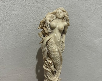 Estatua de sirena hecha con cuerno de ciervo.