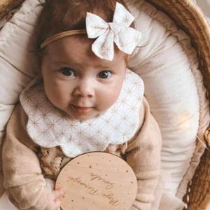 Set bavaglino a fiori e fiocco estivo modello di cucito, modello bavaglino e fiocco, modello di cucito facile, bellissimo modello di bavaglino per bambina, bavaglino + fiocco coordinati