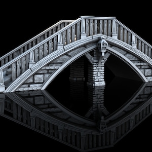 Op de afbeelding: Een witte stenen brug met een houten leuning en een lantaarnpaal op de top. De brug wordt weerspiegeld in het water eronder.