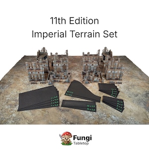 Könnte beinhalten: 11th Edition Imperial Terrain Set mit mehreren zerstörten Gebäudestrukturen und einer Sammlung schwarzer, rechteckiger Basisplatten mit aufgedruckten Maßen in cm, angeordnet auf einer texturierten, verwitterten Oberfläche.