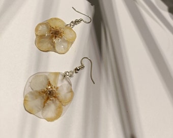 White flower earrings, hanging earrings
