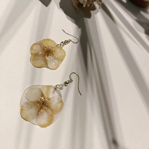 White flower earrings, hanging earrings image 1