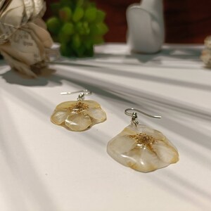 White flower earrings, hanging earrings image 3