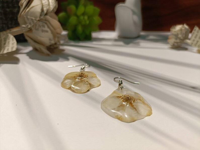 White flower earrings, hanging earrings image 3