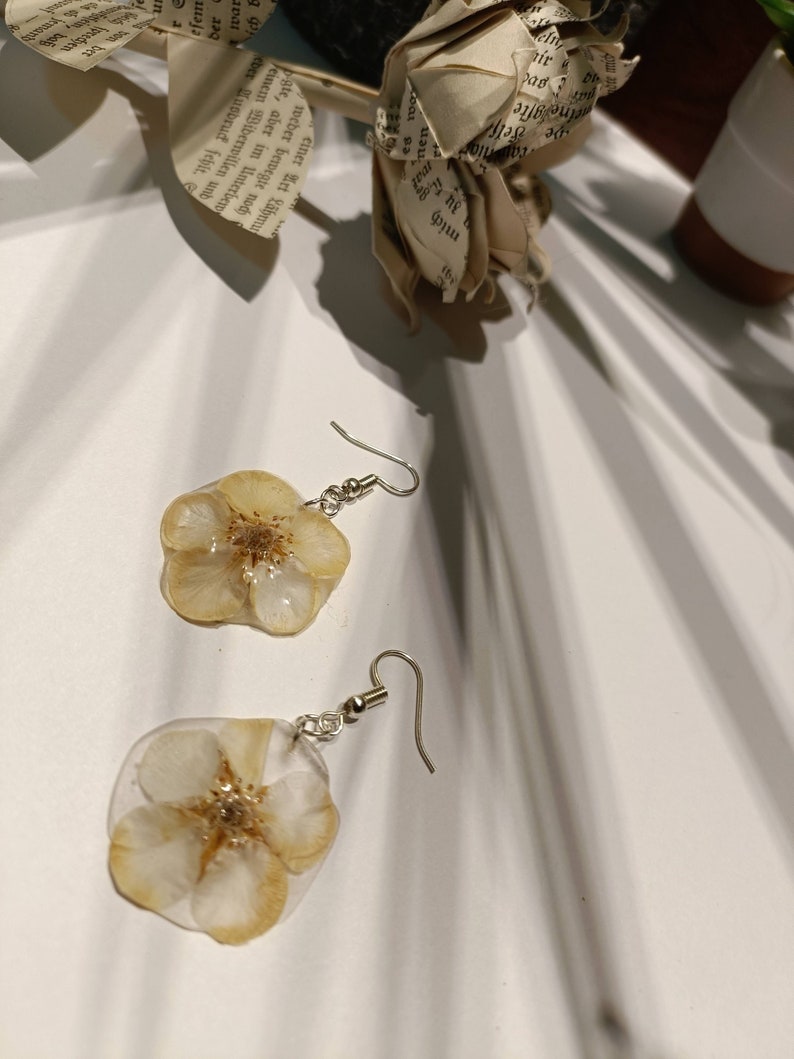 White flower earrings, hanging earrings image 1