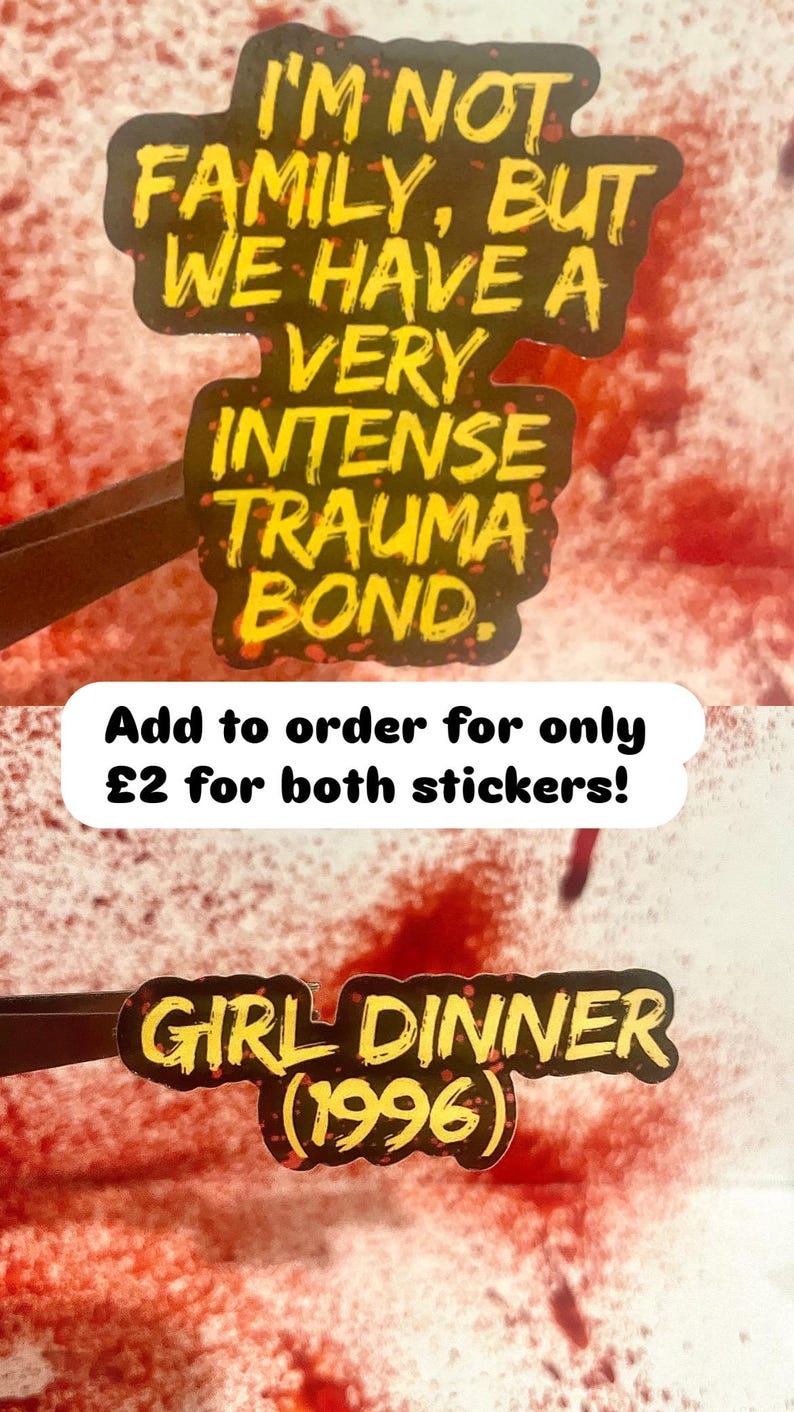Puede incluir: Dos pegatinas con contornos negros y texto amarillo. Una dice "I'M NOT FAMILY, BUT WE HAVE A VERY INTENSE TRAUMA BOND." La otra dice "GIRL DINNER (1996)." El fondo es rojo con salpicaduras blancas.