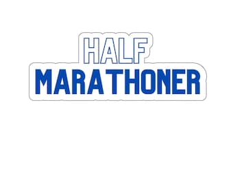 以下が含まれることがあります： 青と白のステッカーに「HALF MARATHONER」の文字が書かれています