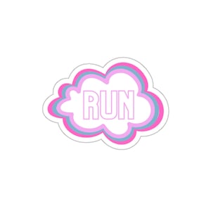 Pode incluir: Um adesivo em forma de nuvem rosa, azul e branco com a palavra "RUN" em texto branco.