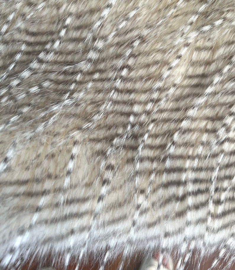 Z GALLERIE FAUX Fur Blanket, Modern Ostrich Feather Design, Cream