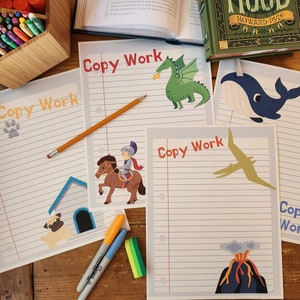 Puede incluir: Cuatro hojas de trabajo imprimibles con papel rayado e ilustraciones de un dragón, una ballena, un dinosaurio y un volcán. Cada hoja tiene el texto "Copy Work" en la parte superior.