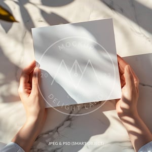 Maqueta de tarjeta de felicitación con manos, proporción cuadrada, maqueta de invitación, tarjeta de felicitación, objeto inteligente PSD, descarga instantánea