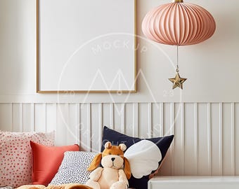 Könnte beinhalten: Ein weißes Bett mit einem goldenen Bilderrahmen, der darüber hängt. Das Bett hat eine senfgelbe Decke, ein rotes Kissen, ein weißes Kissen mit schwarzen Punkten, ein marineblaues Kissen mit einer weißen Wolke und ein Stofftier. Eine rosa Lampe mit einem goldenen Stern, der daran hängt, befindet sich über dem Bett.