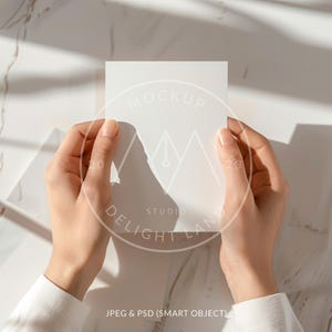 Hände halten Grußkarten Mockup, 5x7 Verhältnis, Einladung Mockup, Grußkarte, PSD Smart Objekt, Sofort Download