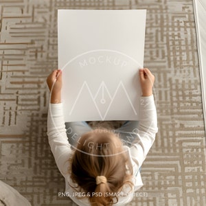 Mockup poster per asilo nido con bambino, poster iso DIN, colore beige neutro, mockup per asilo nido, oggetto intelligente PSD, download immediato