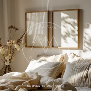 Peut inclure: Deux images encadrées dorées accrochées à un mur blanc au-dessus d'un lit avec une literie et des oreillers blancs. L'image de gauche présente une image floue d'une fenêtre avec la lumière du soleil qui traverse. L'image de droite est vide.