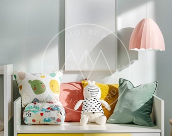 Può includere: Una cassettiera bianca con un cassetto giallo e una cornice bianca che contiene una tela bianca. La cassettiera è decorata con cuscini colorati, un giocattolo di peluche a forma di zebra e un paralume rosa appeso al soffitto.