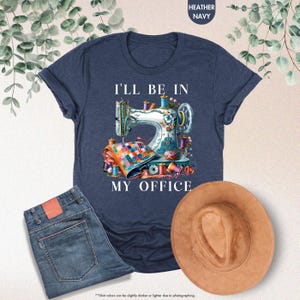 K&ouml;nnte beinhalten: Ein heidefarbenes marineblaues T-Shirt mit einer wei&szlig;en Grafik einer Vintage-N&auml;hmaschine und dem Text "I'll be in my office".