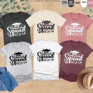 Custom 2026 Graduation Squad Shirt, Personalized Grad Gifts, Graduation Squad Shirt, Custom Senior Shirt, Senior Gifts, Family Graduation imagem 4