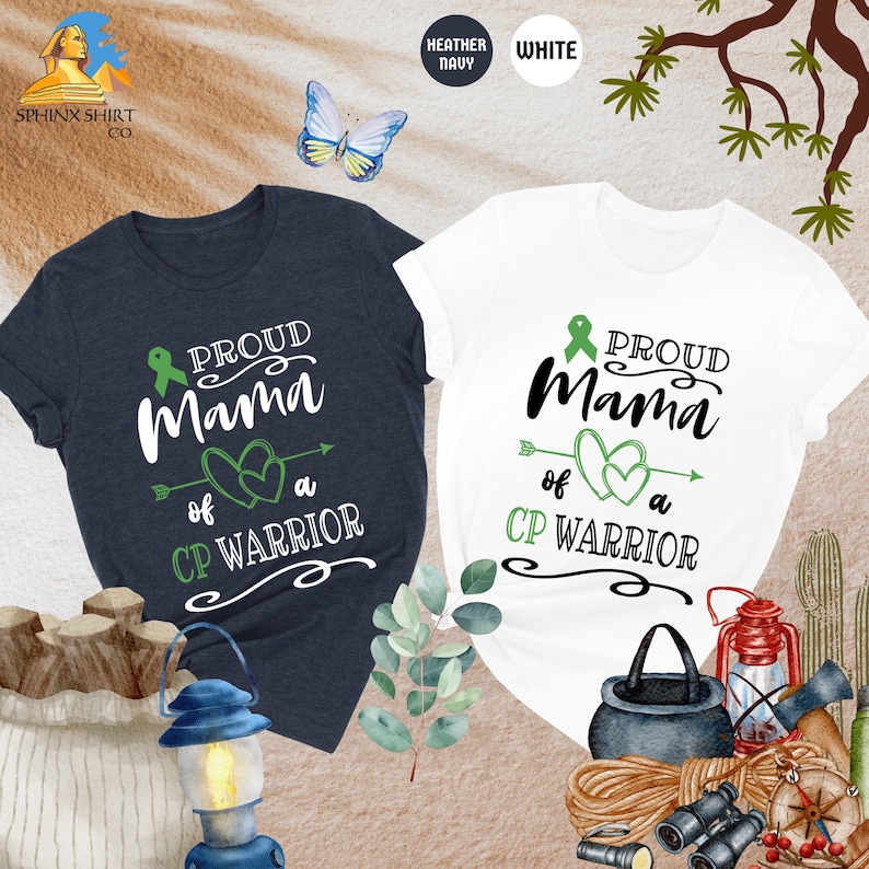 Op de afbeelding: Twee T-shirts met de tekst "Proud Mama of a CP Warrior" en een groen lint. De shirts zijn in heideblauw en wit.