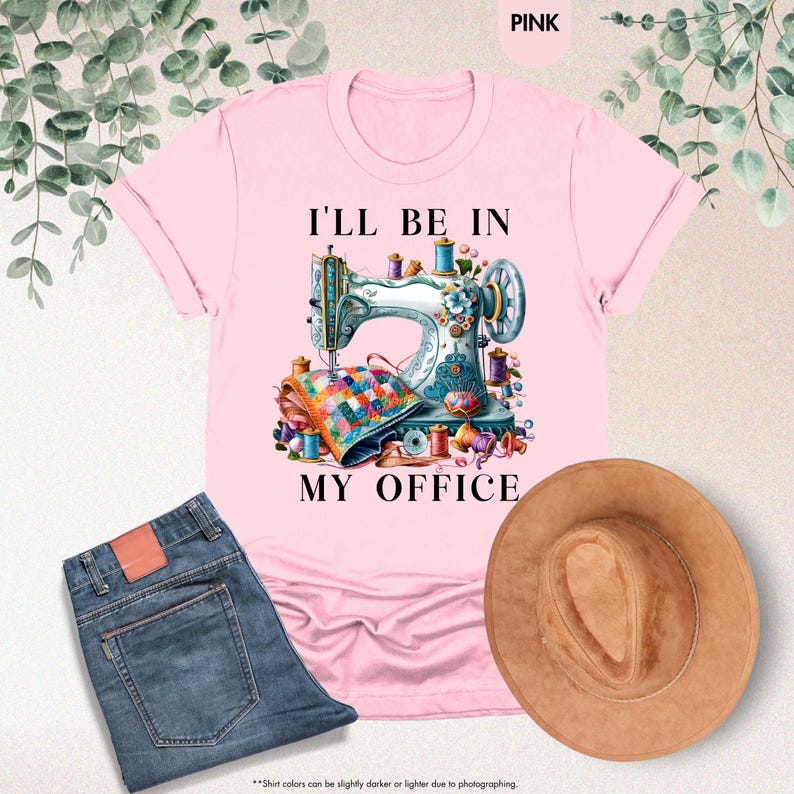 K&ouml;nnte beinhalten: Rosa T-Shirt mit einer N&auml;hmaschinengrafik und dem Text "Ich bin in meinem B&uuml;ro".