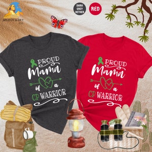 Op de afbeelding: Twee T-shirts met een groen lint en de tekst "Proud Mama of a CP Warrior" in wit. De T-shirts zijn in donker grijs melange en rood.