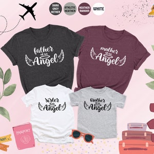Op de afbeelding: Een set van vier t-shirts met de tekst "father of an Angel", "mother of an Angel", "sister of an Angel" en "brother of an Angel" erop gedrukt. De shirts zijn in verschillende kleuren: donkergrijs, bordeauxrood, wit en lichtgrijs.