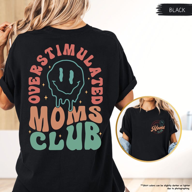K&ouml;nnte beinhalten: Schwarzes T-Shirt mit dem Text "OVERSTIMULATED MOMS CLUB" in Retro-Schrift. Das Design beinhaltet ein schmelzendes Smiley-Gesicht. Das Shirt hat eine lockere Passform.
