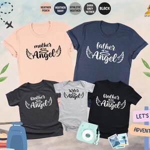 Op de afbeelding: Een set van vier t-shirts met de tekst "moeder van een engel", "vader van een engel", "zus van een engel" en "broer van een engel" erop gedrukt. De shirts zijn in verschillende kleuren: perzik, marineblauw, grijs en zwart.