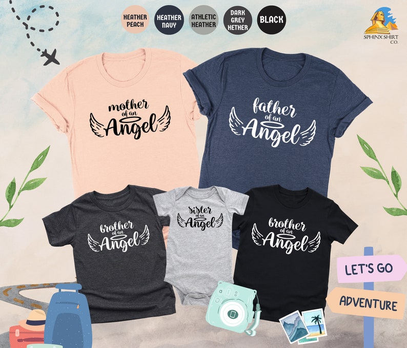 Op de afbeelding: Een set van vier t-shirts met de tekst "moeder van een engel", "vader van een engel", "zus van een engel" en "broer van een engel" erop gedrukt. De shirts zijn in verschillende kleuren: perzik, marineblauw, grijs en zwart.