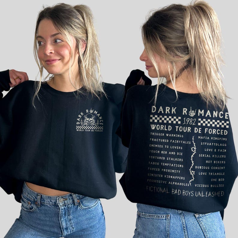 Puede incluir: Sudadera negra con el texto "DARK ROMANCE WORLD TOUR DE FORCED" y un gr&aacute;fico de calavera en la parte delantera. La parte trasera de la sudadera presenta una lista de frases y el texto "FICTIONAL BAD BOYS UNLEASHED".