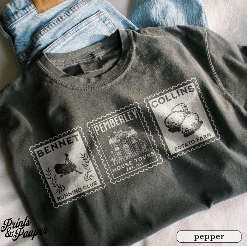 K&ouml;nnte beinhalten: Pfefferfarbenes T-Shirt mit drei Briefmarken-Grafiken. Die Grafiken enthalten die W&ouml;rter "BENNET RUNNING CLUB", "PEMBERLEY HOUSE TOURS EST. 1813" und "COLLINS POTATO FARM". Das Shirt wird mit hellblauen Jeans kombiniert.