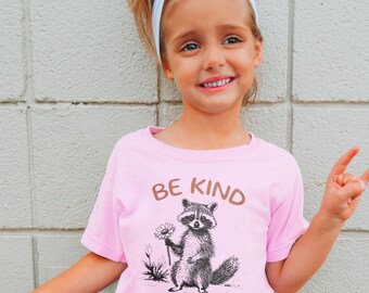 Be Kind of Feral Waschbär Kinder Shirt | Komfort Farben Tee