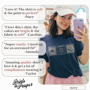 K&ouml;nnte beinhalten: Marineblaues T-Shirt mit drei Briefmarken-Grafiken und den Texten "BENNET RUNNING CLUB", "PEMBERLEY HOUSE TOURS" und "COLLINS POTATO FARM". Das Shirt hat auch den Text "Prints & Pauper" und "navy".