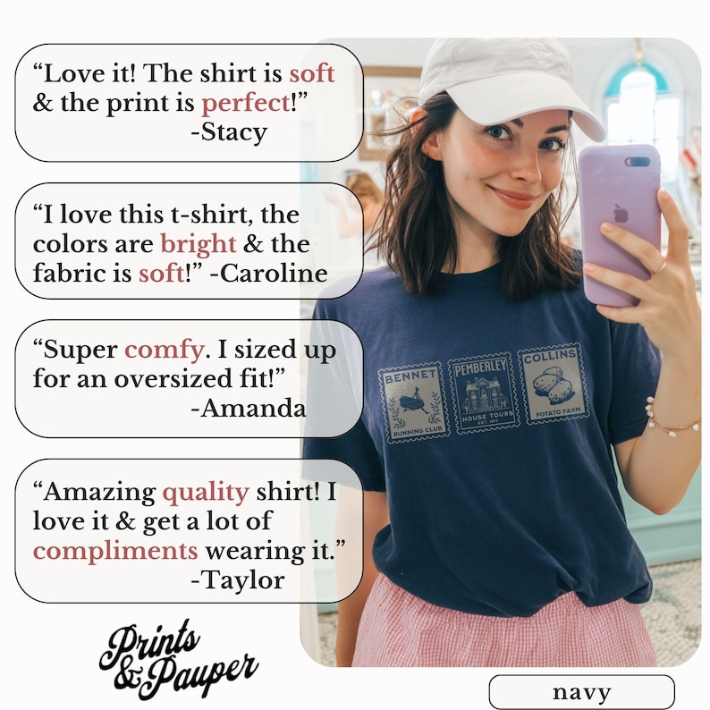 K&ouml;nnte beinhalten: Marineblaues T-Shirt mit drei Briefmarken-Grafiken und den Texten "BENNET RUNNING CLUB", "PEMBERLEY HOUSE TOURS" und "COLLINS POTATO FARM". Das Shirt hat auch den Text "Prints & Pauper" und "navy".