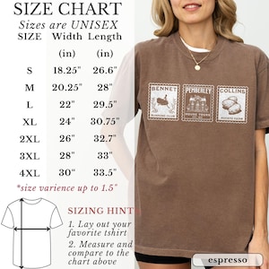 K&ouml;nnte beinhalten: Espressofarbenes Unisex-T-Shirt mit Rundhalsausschnitt. Das Shirt hat drei stempelf&ouml;rmige Grafiken mit Text. Auf der linken Seite ist eine Gr&ouml;&szlig;entabelle mit Ma&szlig;en in Zentimetern abgebildet. Der Text auf dem Shirt enth&auml;lt "BENNET", "PEMBERLEY" und "COLLINS".