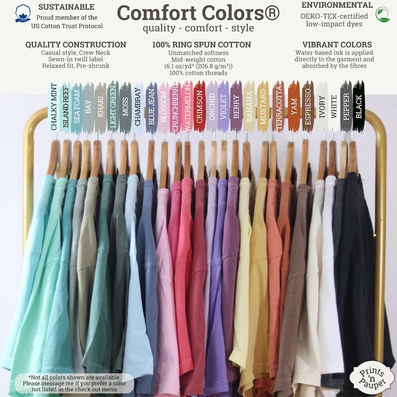 K&ouml;nnte beinhalten: Ein Gestell mit T-Shirts in verschiedenen Farben, darunter Kreideminze, Inselriff, Meeresschaum, Bucht, Khaki, Hellgr&uuml;n, Moos, Chambray, Jeansblau, Bl&uuml;te, Himbeere, Wassermelone, Scharlachrot, Orchidee, Violett, Beere, Banane, Senf, Terrakotta, Yam, Espresso, Elfenbein, Wei&szlig;, Pfeffer und Schwarz. Die T-Shirts bestehen aus 100 % Ringspinn-Baumwolle und sind in verschiedenen Gr&ouml;&szlig;en erh&auml;ltlich. Die T-Shirts sind mit dem Markennamen "Comfort Colors" und dem Text "Qualit&auml;t - Komfort - Style" gekennzeichnet.