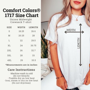 K&ouml;nnte beinhalten: Eine Gr&ouml;&szlig;entabelle f&uuml;r ein Unisex-T-Shirt aus mittelschwerem Stoff mit Rundhalsausschnitt. Die Tabelle zeigt die Breite und L&auml;nge in Zoll f&uuml;r die Gr&ouml;&szlig;en S bis 4XL. Die Tabelle enth&auml;lt auch Pflegehinweise f&uuml;r das T-Shirt.