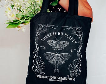 Bolsa de mano con frase "Gótica Moth" en la que se cita a Edgar Allan Poe, "Luna Moth", "Poeta", "Goblincore Dark Academia", "Fairycore", "Libro", "Moneda ecológica de algodón"