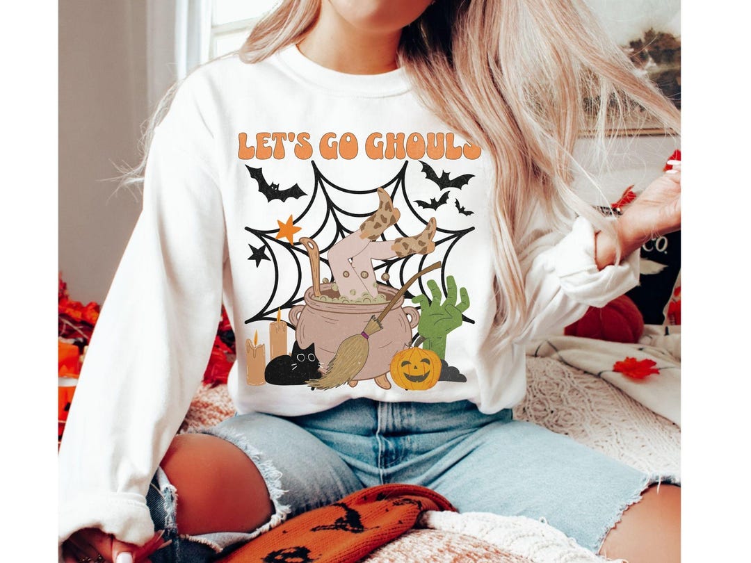 Halloween Ghost Sweatshirt For Women – Cute Floral Ghost Graphic, Oversized Fit, Fall Spooky Season Tee