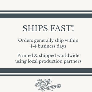 Puede incluir: Gr&aacute;fico color crema con el texto "SHIPS FAST!" e informaci&oacute;n sobre el procesamiento y env&iacute;o de pedidos. El texto est&aacute; en una fuente serif, con un logotipo decorativo en la parte inferior. El fondo es de color crema claro.