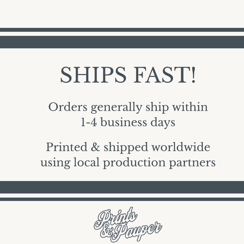 Puede incluir: Gr&aacute;fico color crema con el texto "SHIPS FAST!" e informaci&oacute;n sobre el procesamiento y env&iacute;o de pedidos. El texto est&aacute; en una fuente serif, con un logotipo decorativo en la parte inferior. El fondo es de color crema claro.