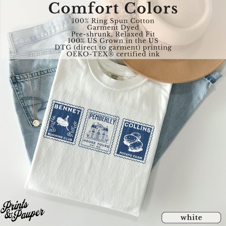 K&ouml;nnte beinhalten: Wei&szlig;es T-Shirt mit drei blauen Briefmarken-Designs. Die Briefmarken zeigen die W&ouml;rter "BENNET RUNNING CLUB", "PEMBERLEY HOUSE TOURS" und "COLLINS POTATO FARM". Das Shirt wird mit hellblauen Jeans und einem Hut kombiniert.