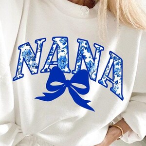 Chinoiserie Nana png, Nana PNG, Nana Coquette Bogen PNG, Grand Millennial Coquette PNG, Preppy Chinoiserie PNG, Blaue Toile Oma PNG