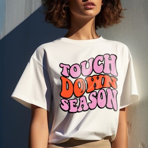 Temporada de touchdown png, fútbol retro png, mamá del fútbol png, día del juego png, mamá del fútbol png, temporada de fútbol png, fútbol rosa y naranja png