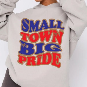 Small Town Big Pride png, wedstrijddag png, voetbal png, voetbalseizoen png, retro voetbal png, voetbalmoeder png, rode en blauwe voetbal png